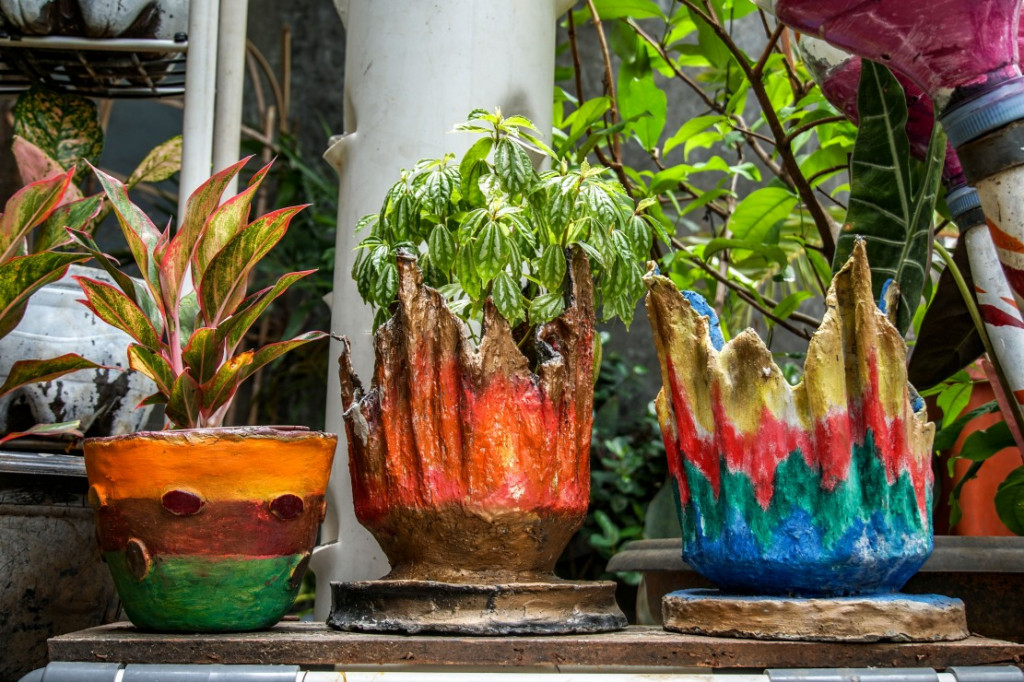 Seorang pria di Cempaka Putih, Jakarta Pusat menjadikan limbah popok sekali pakai menjadi pot bunga. Pot-pot buatannya tidak untuk dijual, tetapi dibagikan ke warga secara gratis.