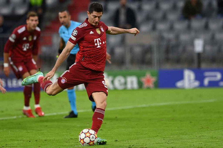 Bayern menguasai permainan sejak awal laga. Pada menit ke-11, Muenchen mendapatkan hadiah penalti setelah Serhiy Sydorchuk melakukan handball. Robert Lewandowski sukses menjalankan tugasnya sebagai eksekutor untuk membawa timnya unggul 1-0.
