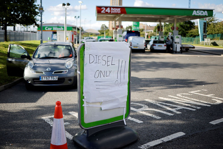 Tanda bertuliskan 'Hanya Diesel!!' terpampang di pintu masuk ke SPBU di supermarket ASDA di Stratford, London timur pada Rabu, 29 September 2021.
