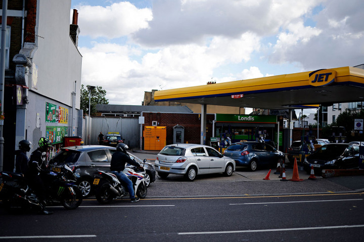 Mayoritas stasiun pengisian bahan bakar umum (SPBU) di kota-kota besar Inggris kehabisan stok bahan bakar minyak (BBM). Antrean panjang kendaraan warga yang memebeli BBM terlihat di sejumlah tempat.