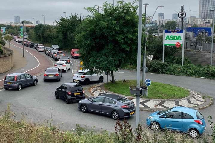 Kelangkaan sopir truk --pertama kali sejak Inggris menarik diri dari Uni Eropa (Brexit)-- menyebabkan kekacauan rantai pasokan di berbagai sektor, dari makanan hingga BBM. Kondisi itu menimbulkan kekhawatiran terhadap kenaikan harga barang menjelang Natal.