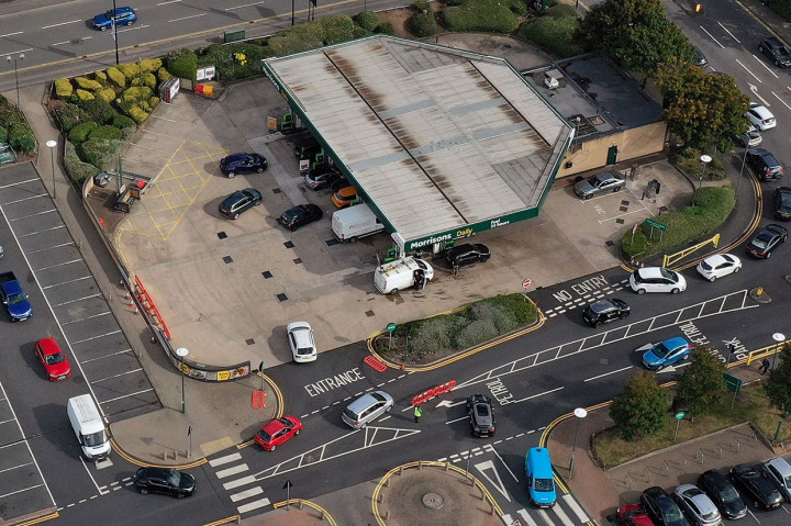 Pemerintah telah menginstruksikan para tentara untuk mulai mengemudikan truk tangki BBM mengisi SPBU yang kosong, karena para pengendara terjebak dalam antrean setelah hampir seminggu kekurangan pasokan.