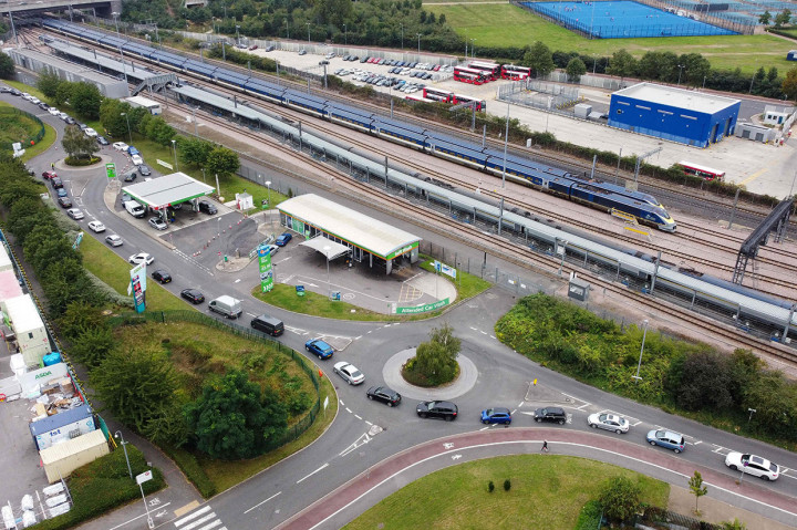 Pemerintah pada Minggu mengumumkan rencana untuk mengeluarkan visa sementara bagi lima ribu sopir truk asing. Namun, para pebisnis mengingatkan pemerintah bahwa rencana itu hanya solusi jangka pendek dan tidak akan mengatasi kelangkaan tenaga kerja yang parah.