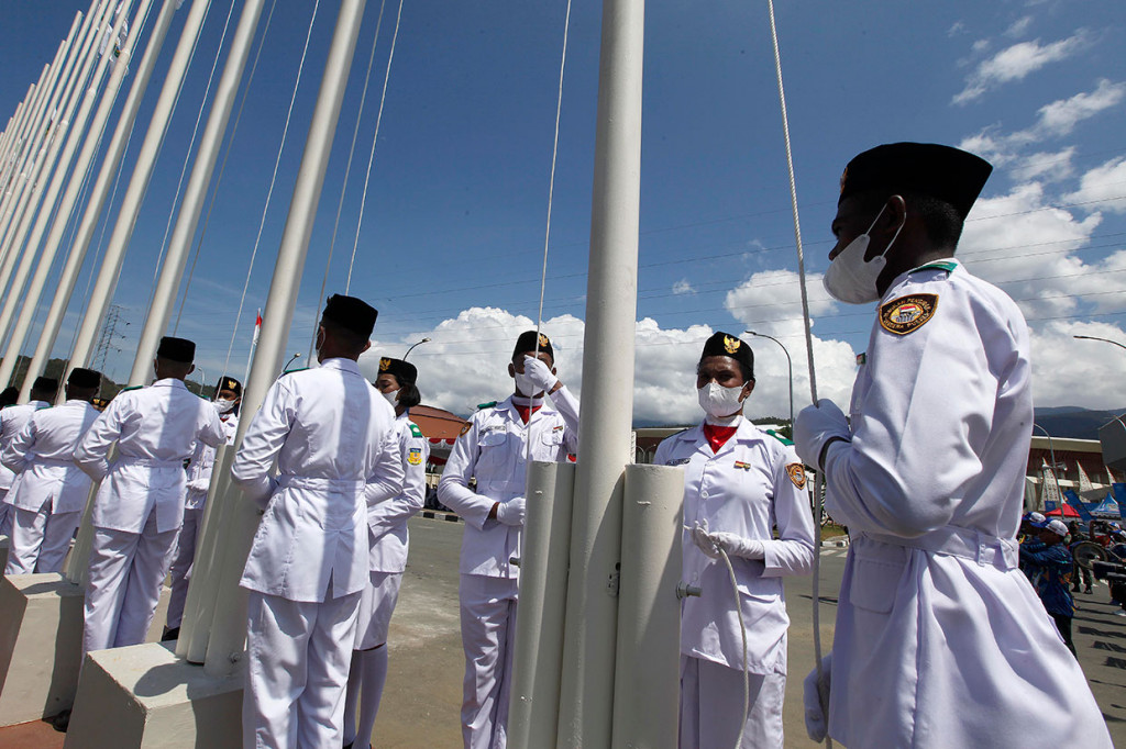 Panitia Besar Pekan Olahraga Nasional (PB PON) Papua menggelar upacara penaikan bendera semua kontingen yang tampil dalam pesta olahraga terbesar di Tanah Air di Stadion Lukas Enembe, Kabupaten Jayapura, Kamis, 30 September 2021.