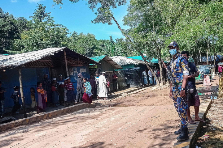Aparat penegak hukum mengamankan area kamp Pengungsi Kitupalong di Ukhia pada Kamis, 30 September 2021, sehari setelah penyerang tak dikenal menembak mati Mohib Ullah, seorang pemimpin komunitas Rohingya di luar kantornya.