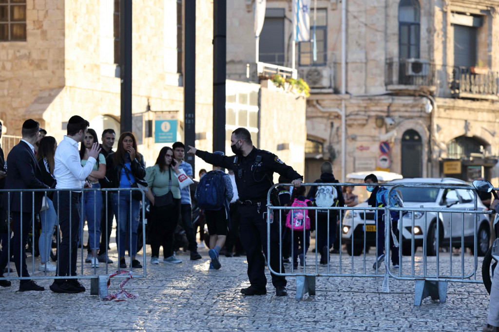 Kepolisian Israel menembak mati seorang wanita yang mencoba menikam personel kepolisian lainnya di Kota Tua, Yerusalem. 