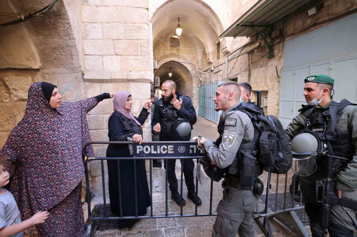 Insiden ini terjadi di salah satu ruas jalan menuju ke kompleks Masjid Al-Aqsa.