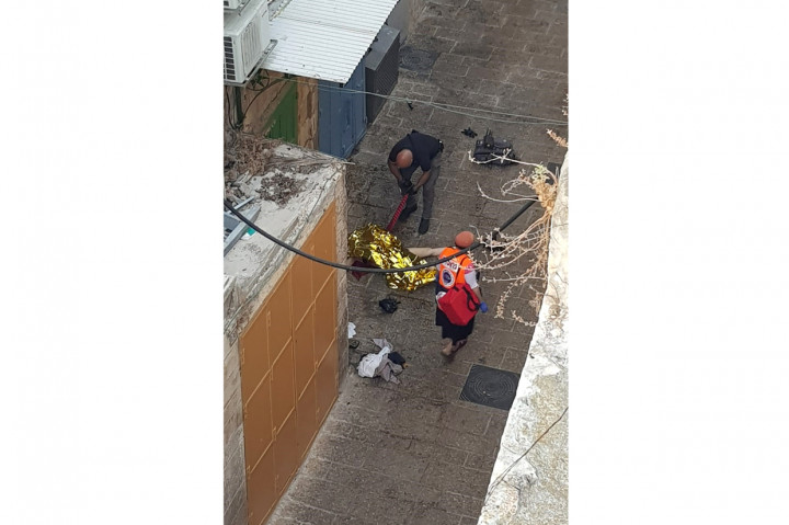 Jurnalis AFP di lokasi melaporkan dirinya mendengar suara tembakan dan melihat jenazah seorang wanita tergeletak, terbungkus selimut pelindung.