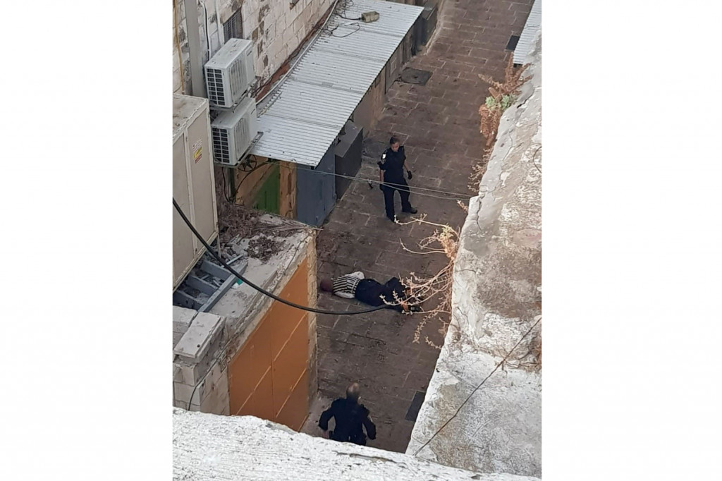 Belum diketahui pasti identitas wanita tersebut, hanya disebut usianya sekitar 30 tahun.