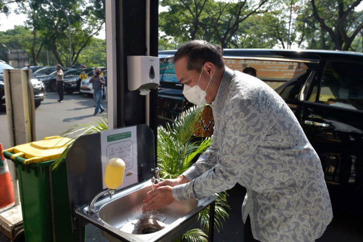 Menteri Perdagangan Muhammad Lutfi mencuci tangan saat mengunjungi Pasar Modern 8 Alam Sutera, Tangerang Selatan, Banten, Kamis, 30 September 2021. Dalam kunjungannnya M Lutfi meninjau penerapan aplikasi PeduliLindungi.