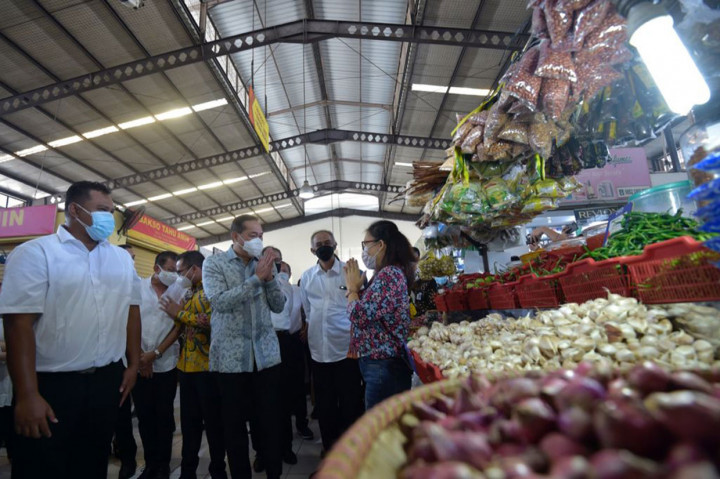 Sementara saat berdialog dengan para pedagang, Mendag menyatakan bahwa banyak yang mengeluh terkait turunnya pendapatan dan pengunjung pasar.