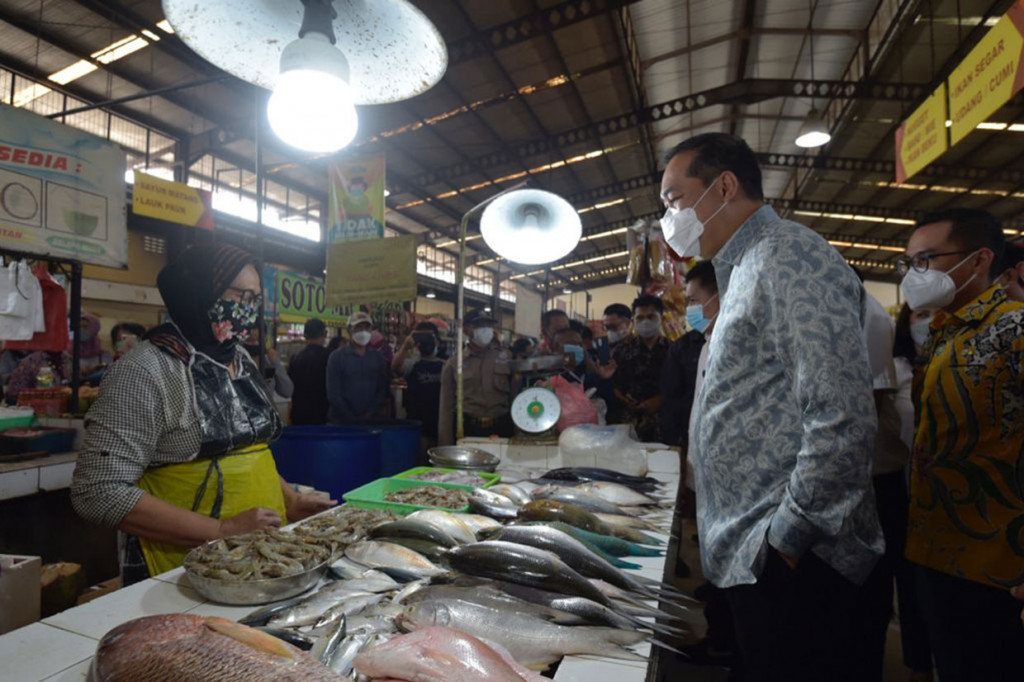 Mendag menyatakan bahwa selama pandemi covid-19 daya beli masyarakat menurun. Selain itu banyak masyarakat yang khawatir tertular covid-19 saat berbelanja.
