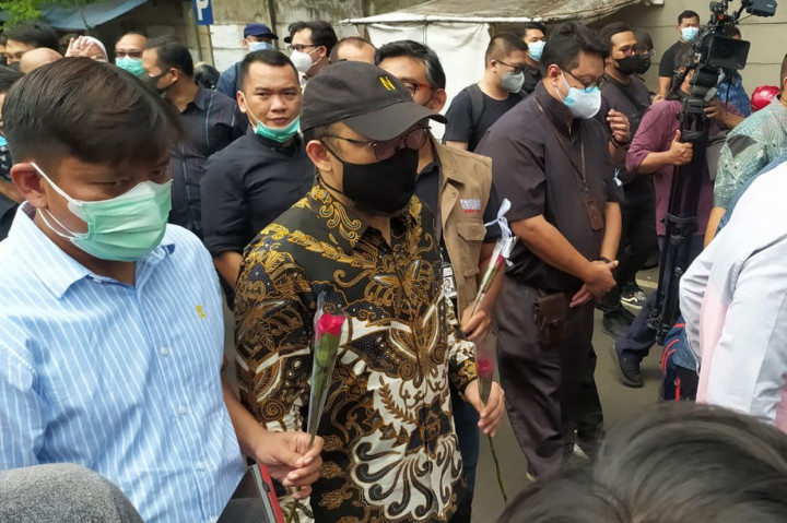 Usai berfoto bersama, mereka kemudian meninggalkan gedung KPK menuju Kantor Darurat Pemberantasan Korupsi di Gedung ACLC KPK. Saat berjalan ke gedung ACLC, sekelompok masyarakat antikorupsi menghamiri dan menyerahkan bunga mawar kepada mereka.