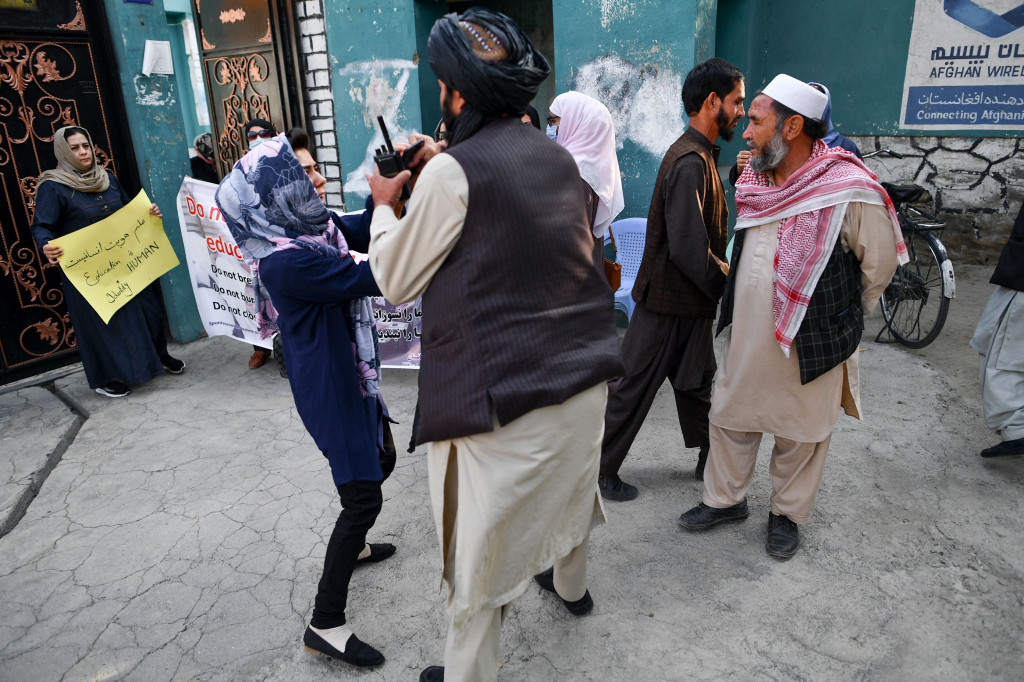 Satuan pengamanan kelompok Taliban terlibat bentrok dengan sekumpulan kecil kelompok wanita yang berunjuk rasa di Kabul, Kamis, 30 September 2021.