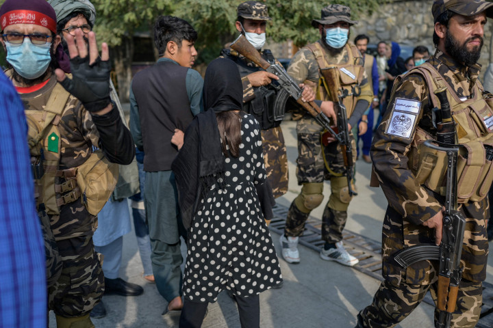 Taliban melepas tembakan ke udara demi membubarkan para demonstran yang menuntut hak-hak wanita di bawah pemerintahan Taliban itu.