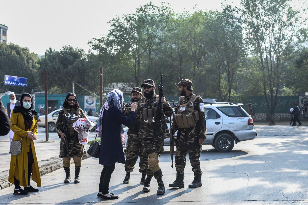 Dilansir AFP, Kamis, 30 September 2021, kelompok kecil demonstran yang terdiri atas enam wanita berkumpul di luar sebuah sekolah menengah di Kabul bagian timur. Mereka menuntut hak-hak anak perempuan untuk kembali bersekolah, setelah Taliban mengucilkan mereka dari kegiatan belajar-mengajar yang dimulai kembali awal bulan ini.