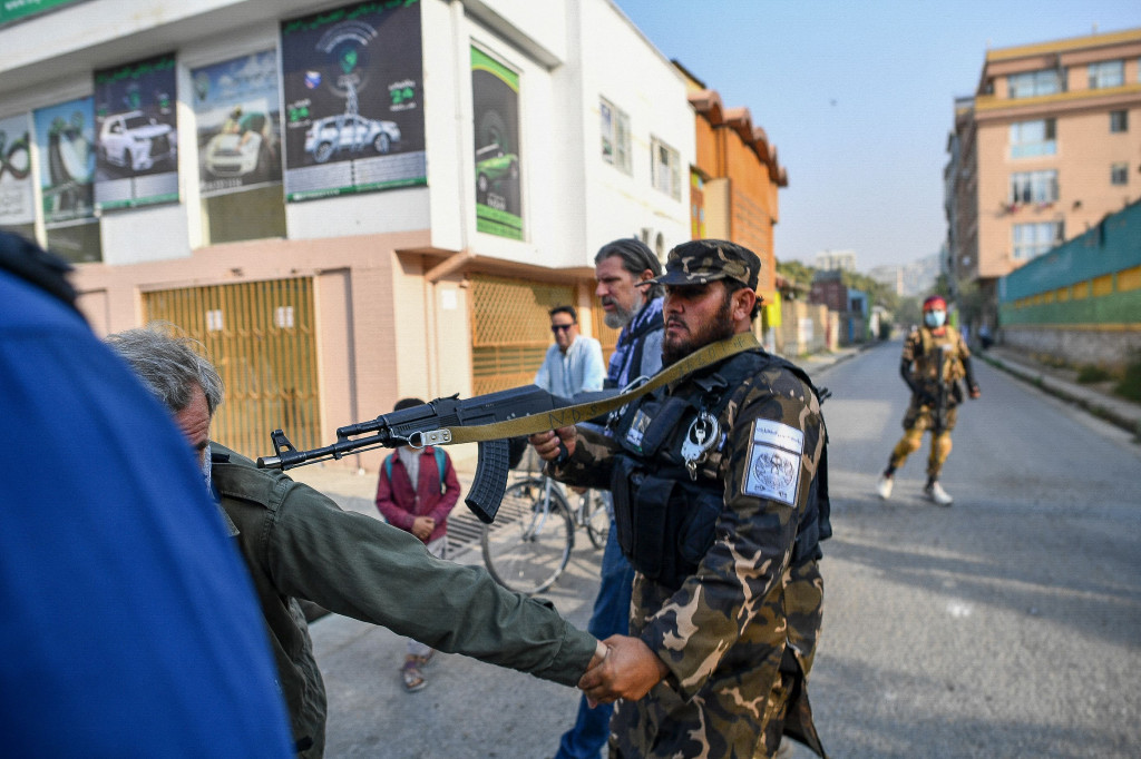 Setelah itu, mulai terjadi ketegangan di antara kedua belah pihak. Taliban mulai mendorong mundur para wanita pengunjuk rasa ketika mereka mencoba untuk melanjutkan demonstrasi.