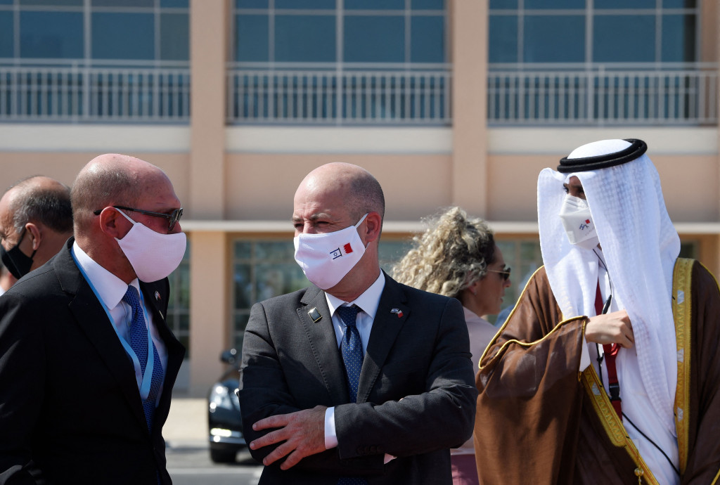 Dalam kunjungannya ini, Lapid akan menandatangani kesepakatan dan meresmikan pembukaan Kedutaan Besar Israel di Manama.