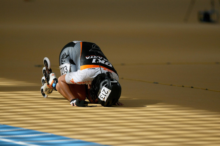 Anggota tim sepatu roda putri DKI Jakarta Alifia Meidia Namasta melakukan sujud syukur usai memperoleh emas di final cabang Sepatu Roda Relay 3000 meter Putri di Stadion Clemen Tinal, Buper Waena, Kota Jayapura Papua.