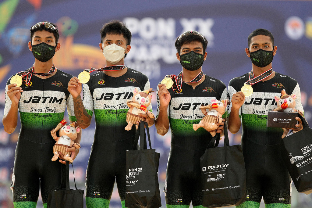 Tim sepatu roda Putra Jawa Timur menunjukkan medali usai memperoleh emas di final cabang Sepatu Roda Relay 3000 meter Putra di Klemen Tinal Roller Sport Stadium, Buper Waena, Kota Jayapura Papua.