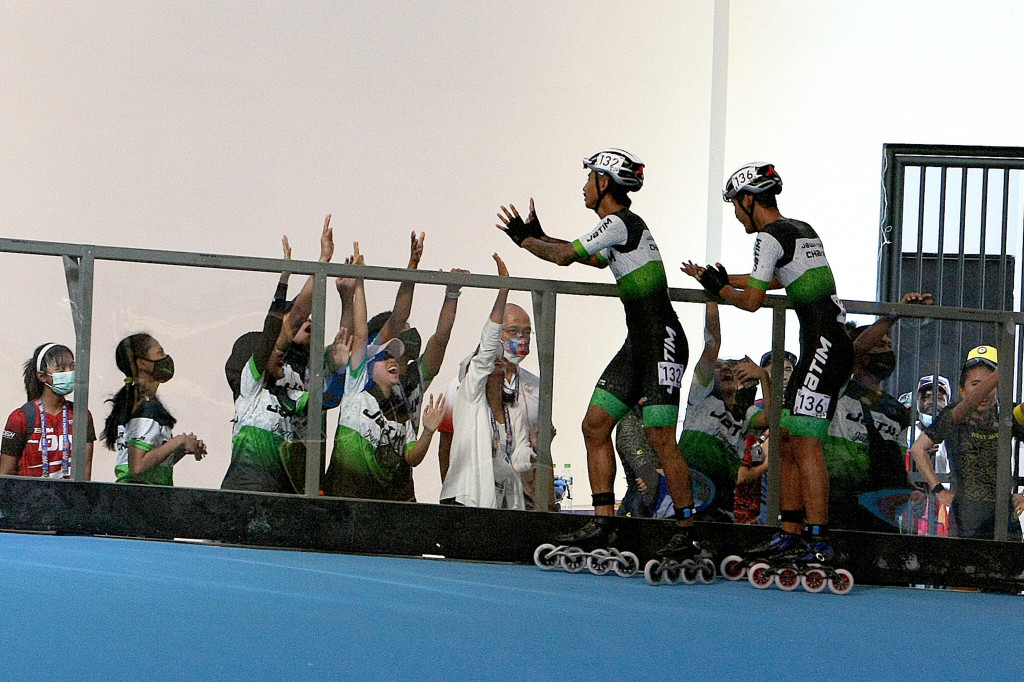 Tim sepatu roda Putra Jawa Timur disambut pendukungnya usai memperoleh emas di final cabang Sepatu Roda Relay 3000 meter Putra di Klemen Tinal Roller Sport Stadium, Buper Waena, Kota Jayapura Papua.