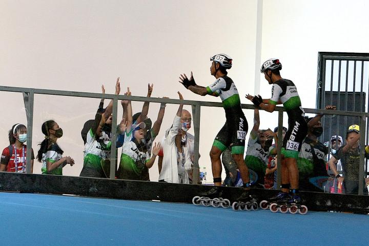 Tim sepatu roda Putra Jawa Timur disambut pendukungnya usai memperoleh emas di final cabang Sepatu Roda Relay 3000 meter Putra di Klemen Tinal Roller Sport Stadium, Buper Waena, Kota Jayapura Papua.