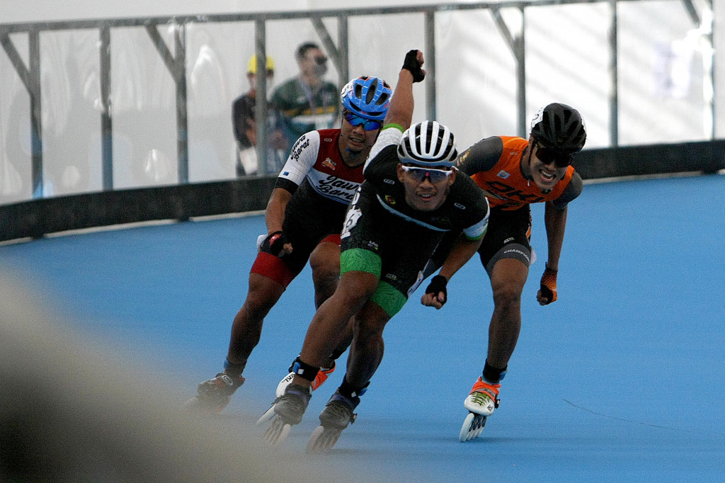 Tim sepatu roda Putra Jawa Timur meraih emas dengan catatan waktu 4.19.225 mengalahkan tim DKI Jakarta dan Jawa Barat. 