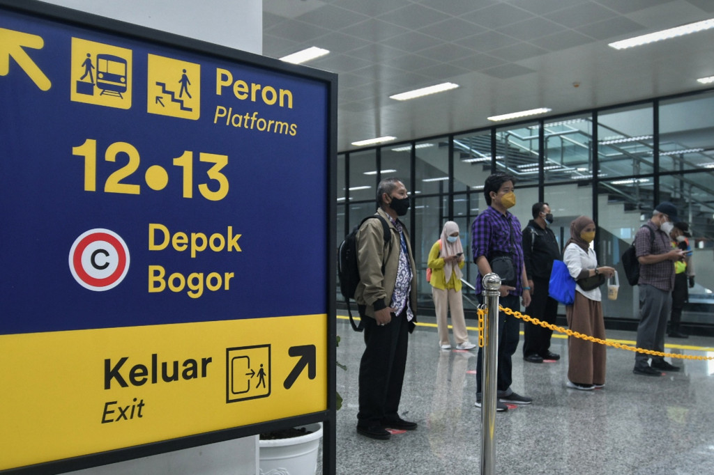 Meski belum 100 persen, jalur yang terdiri dari empat peron tersebut sudah dioperasikan bagi penumpang KRL Commuter Line relasi Jakarta-Bogor. 