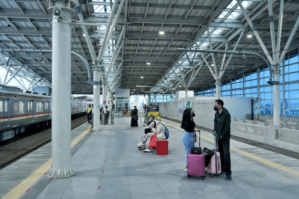 Selain layanan KRL, Stasiun Manggarai juga merupakan stasiun yang terintegrasi dengan berbagai moda transportasi. Saat ini, stasiun tersebut turut melayani KA Bandara Soekarno Hatta dan terintegrasi dengan layanan Transjakarta.