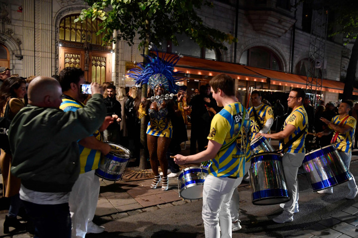 Orang-orang merayakan berakhirnya pembatasan selama pandemi Covid-19 di Stureplan di pusat Stockholm, Swedia, Rabu, 29 September 2021.