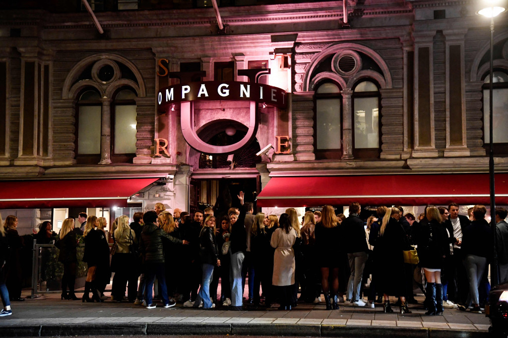 Orang-orang mengantre di luar klub malam untuk merayakan berakhirnya pembatasan selama pandemi Covid-19 di Stureplan di pusat Stockholm, Swedia, Rabu, 29 September 2021.