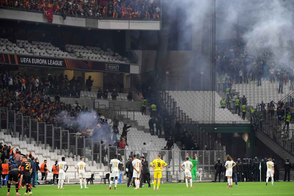 Bom asap dan flare dilemparkan pada laga Marseille melawan Galatasaray dalam pertandingan Liga Europa, Jumat, 1 Oktober 2021 dini hari WIB. Sedikitnya tiga polisi terluka akibat kejadian tersebut.