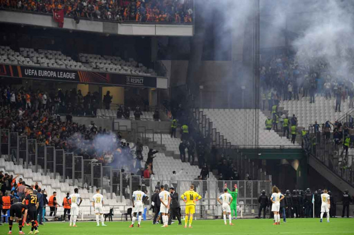 Bom asap dan flare dilemparkan pada laga Marseille melawan Galatasaray dalam pertandingan Liga Europa, Jumat, 1 Oktober 2021 dini hari WIB. Sedikitnya tiga polisi terluka akibat kejadian tersebut.