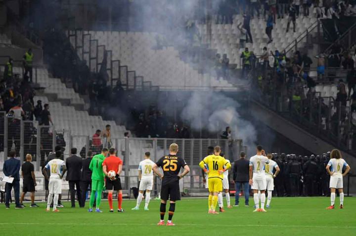 Bom Asap Warnai Laga Marseille Vs Galatasaray, Tiga Polisi