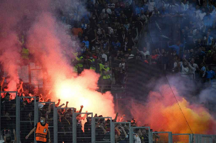 Bom Asap Warnai Laga Marseille Vs Galatasaray, Tiga Polisi