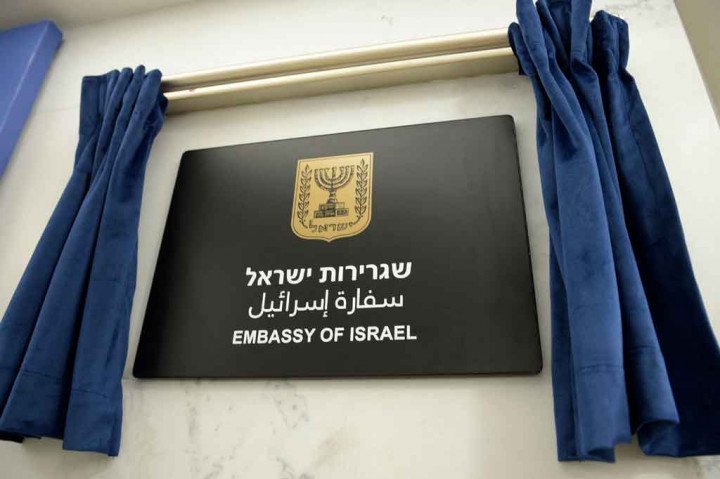 Gambar ini menunjukkan plakat yang mengidentifikasi Kedutaan Israel yang baru dibuka di Ibu Kota Bahrain, Manama, pada Kamis, 30 September 2021.