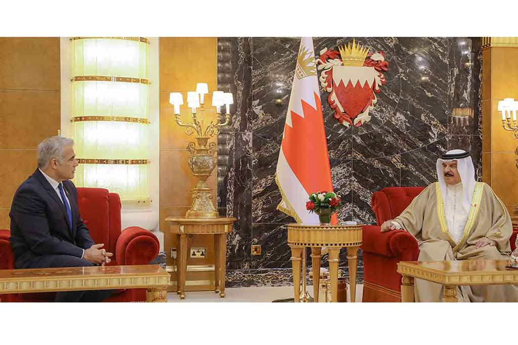 Dalam kunjungan bersejarah tersebut, Lapid juga bertemu dengan Raja Hamad bin Isa Al-Khalifa, yang menurut media Israel sebagai pertemuan publik pertama seorang raja Teluk dengan seorang pejabat Israel.