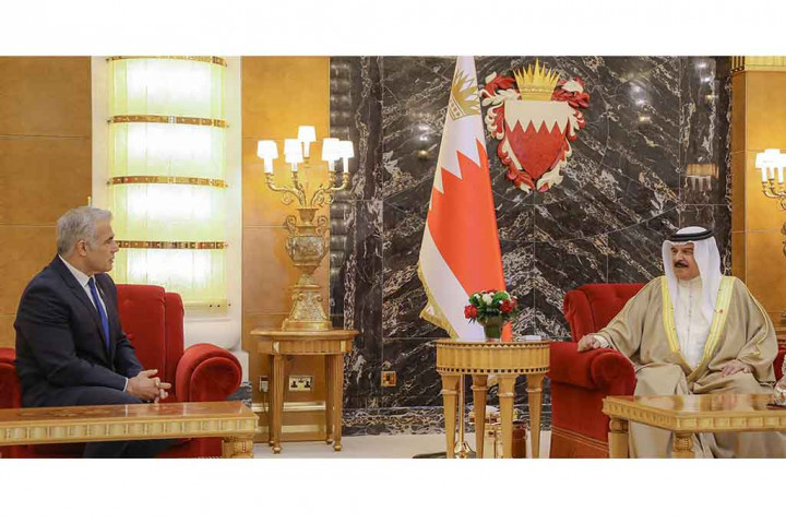Dalam kunjungan bersejarah tersebut, Lapid juga bertemu dengan Raja Hamad bin Isa Al-Khalifa, yang menurut media Israel sebagai pertemuan publik pertama seorang raja Teluk dengan seorang pejabat Israel.