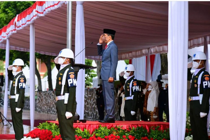 Presiden Joko Widodo menjadi Inspektur Upacara Peringatan Hari Kesaktian Pancasila di halaman Monumen Pancasila Sakti, Kompleks Lubang Buaya, Jakarta Timur, Jumat, 1 Oktober 2021.
