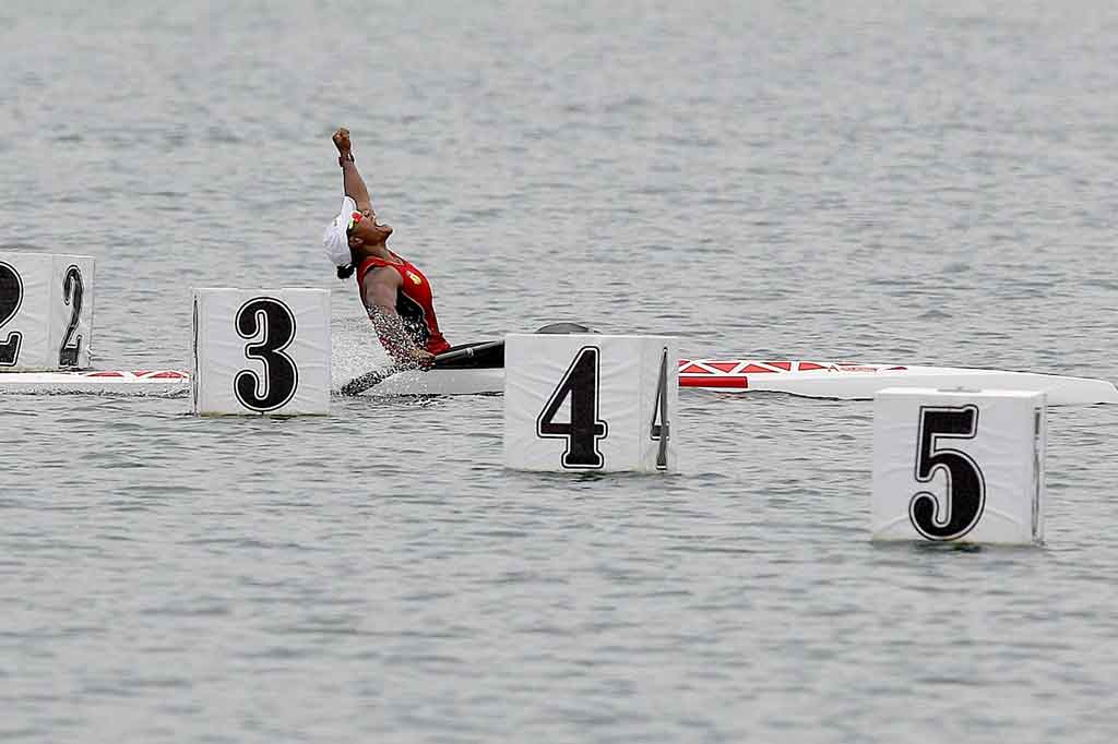 Atlet kayak putri Papua Stevani Masche Ibo meluapkan kegembiraan saat menyentuh garis finish dalam nomor 200 M Kayak Putri di Teluk Yotefa, Kota Jayapura Papua, Jumat, 1 Oktober 2021.