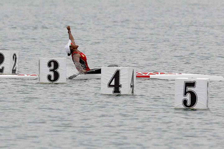 Atlet kayak putri Papua Stevani Masche Ibo meluapkan kegembiraan saat menyentuh garis finish dalam nomor 200 M Kayak Putri di Teluk Yotefa, Kota Jayapura Papua, Jumat, 1 Oktober 2021.