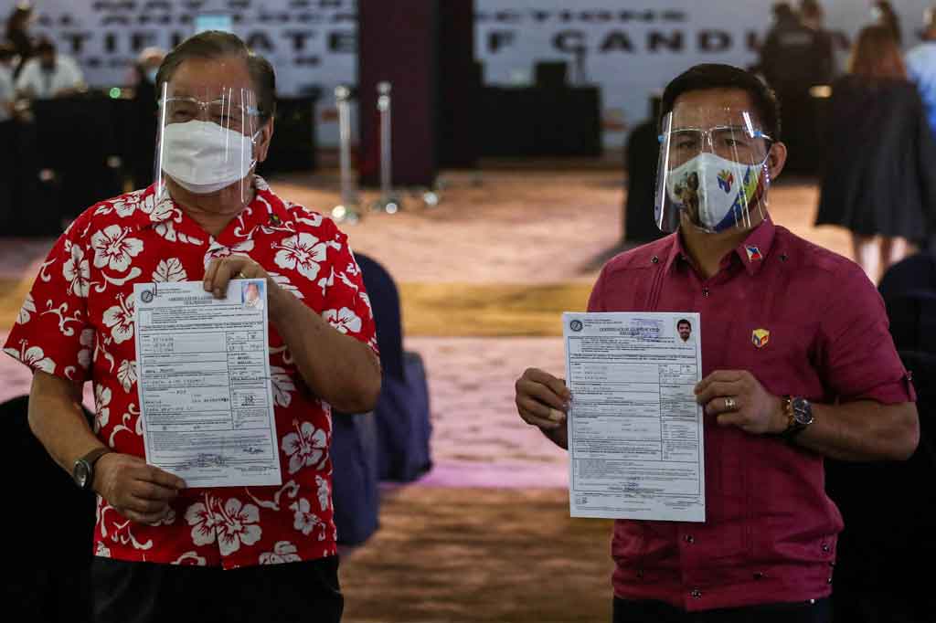 Pacquiao, yang ditemani oleh istri dan pasangannya, wakil ketua DPR Lito Atienza, menyerahkan sertifikat pencalonannya ke badan pemungutan suara tanpa gembar-gembor, sebelum mengatakan beberapa patah kata kepada media tentang rencananya jika terpilih.