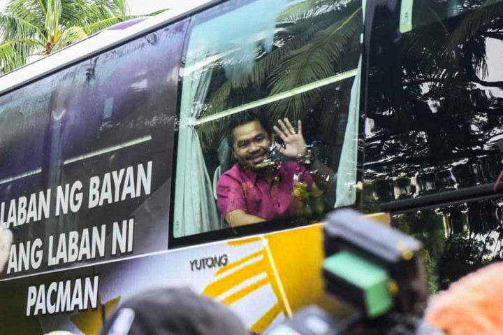 Dalam perjalanannya ke gedung pendaftaran, Pacquiao disambut oleh puluhan pendukung yang menunggu di pinggir jalan dan mengibarkan spanduk bertuliskan 'Lawan, Pacman'.