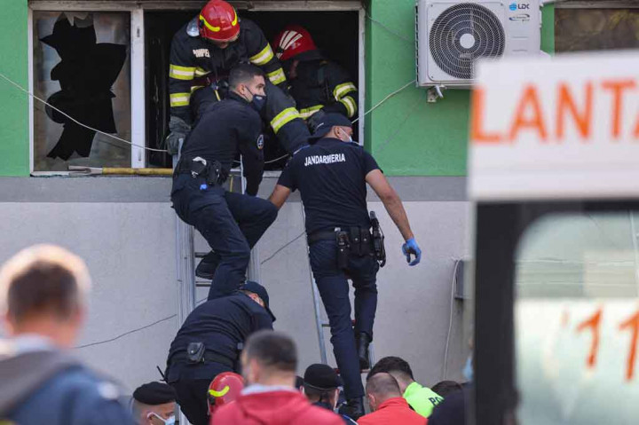 Kebakaran melanda sebuah rumah sakit di kota pelabuhan Constanta, Rumania, Jumat, 1 Oktober 2021, mengakibatkan sedikitnya sembilan orang meninggal dunia. 