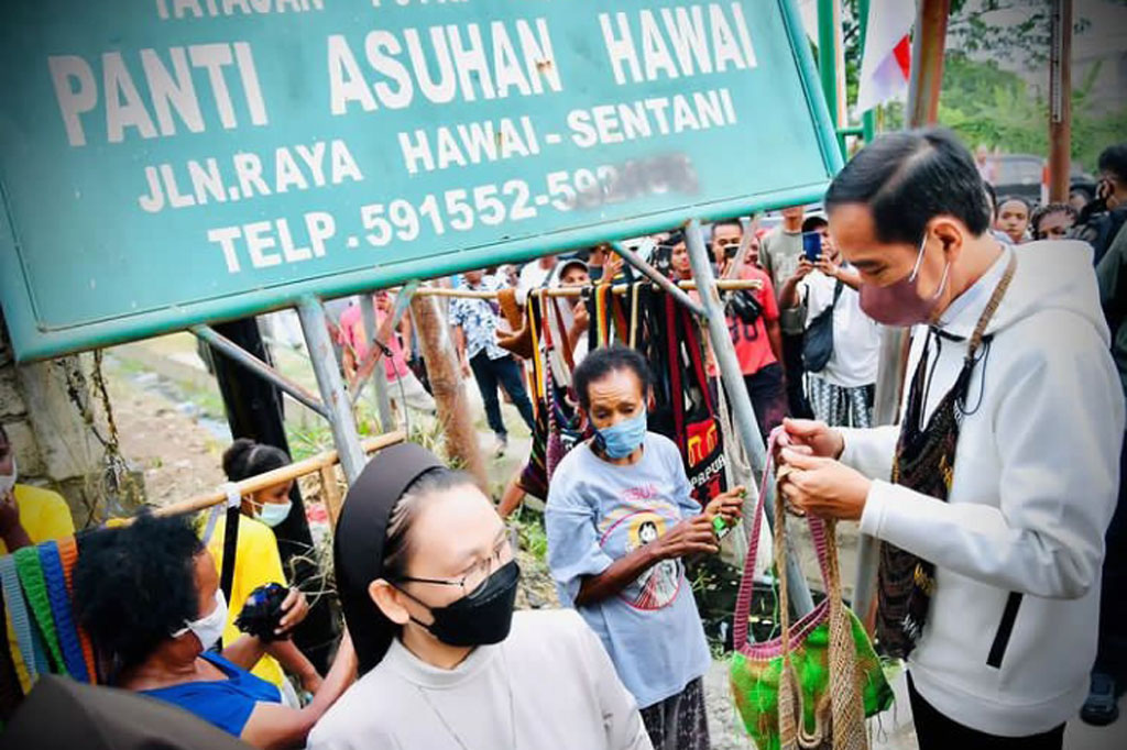 Dalam perjalanan dari Bandara Sentani, Jayapura menuju hotel tempat peristirahatan, rangkaian kendaraan Presiden Joko Widodo sempat berhenti sesaat. Rupanya, Presiden hendak membeli tas rajutan asli Papua atau noken, dari mama penjual di Jalan Raya Hawai Sentani.