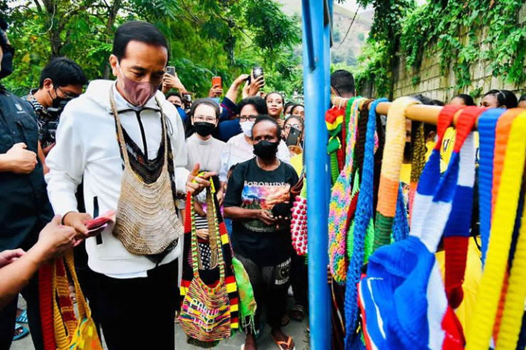 Para pedagang berharap dengan adanya perhelatan Pekan Olahraga Nasional (PON) XX di Papua, akan banyak orang yang membeli tas rajutan asli Papua tersebut.