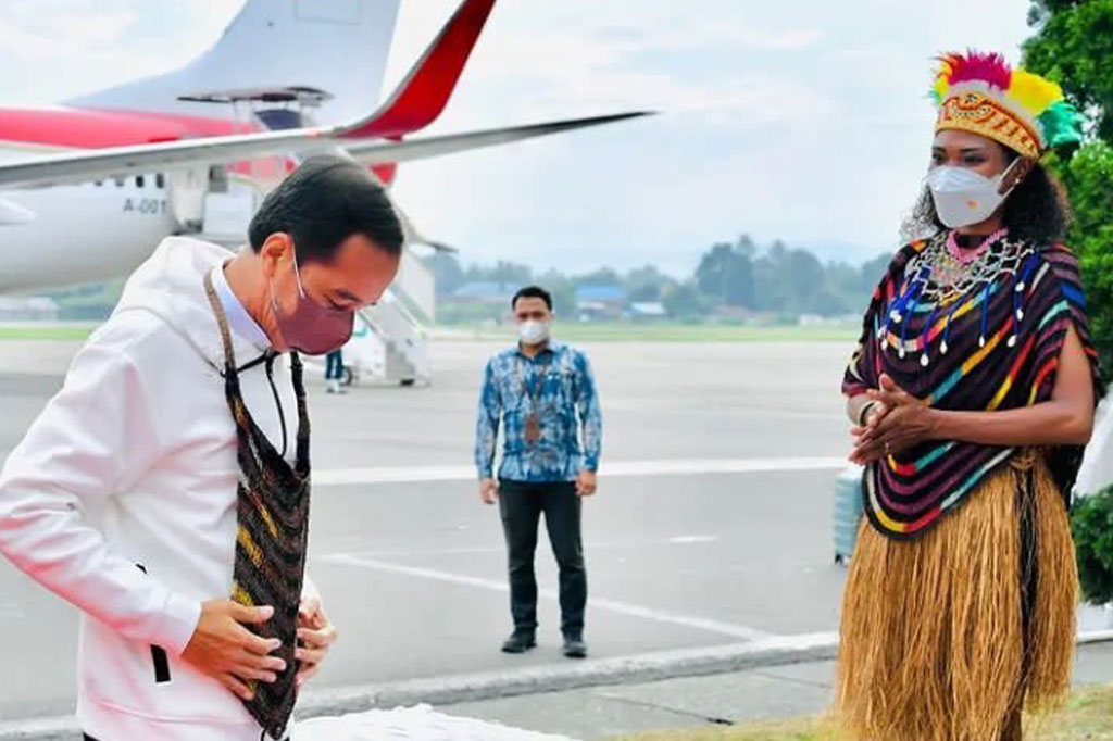 Kepala Negara sebelumnya tiba di Bandara Sentani, Kabupaten Jayapura, Jumat, pada pukul 16.20 WIT. Setibanya di bandara, Jokowi langsung memakai noken.