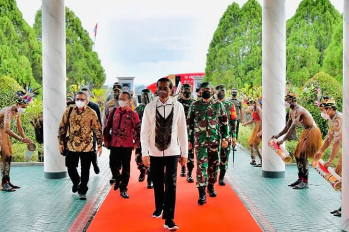 Ia juga disambut dengan tarian selamat datang khas Sentani dengan iringan tetabuhan tifa.