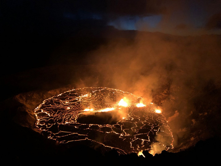 Gunung berapi Kilauea di Hawaii, salah satu yang paling aktif di dunia, telah meletus, Kamis, 30 September 2021 waktu setempat. Tetapi letusannya tidak mengancam daerah yang berpenghuni dan laharnya sejauh ini terbatas pada kawah pusatnya.