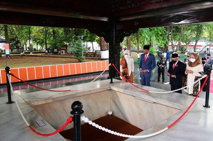 Presiden Joko Widodo menjadi Inspektur Upacara Peringatan Hari Kesaktian Pancasila di halaman Monumen Pancasila Sakti, Kompleks Lubang Buaya, Jakarta Timur, Jumat, 1 Oktober 2021.